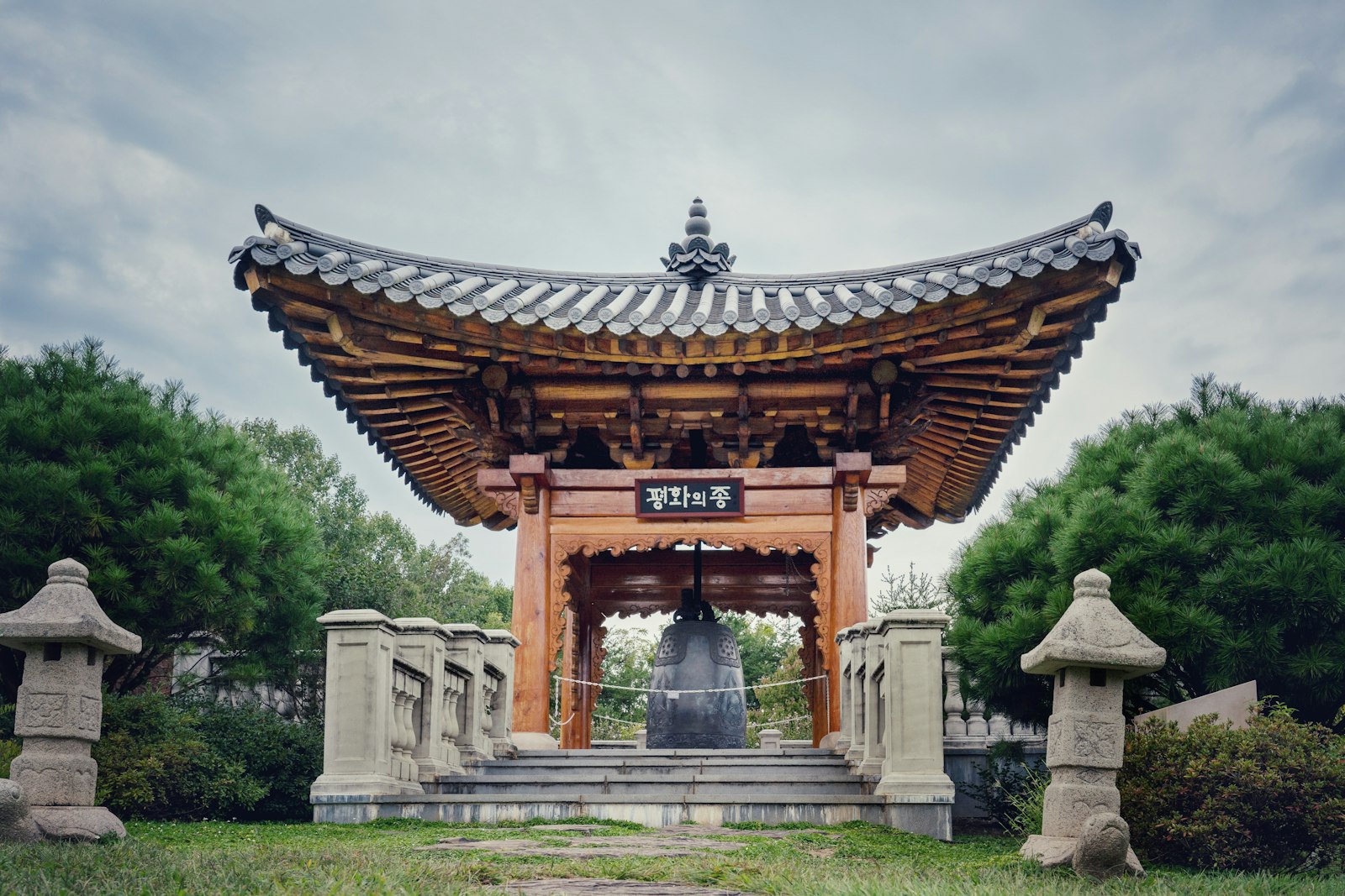 하늘을 나는 꿈의 문화층 — 한국 종각에 걸린 옛 범종 (자료사진)