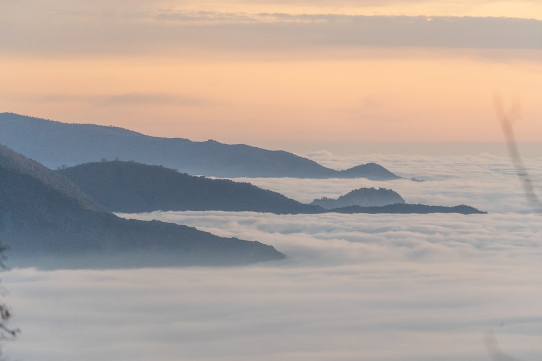 산 꿈 해몽 — 구름 위로 솟은 산봉우리 (자료사진)