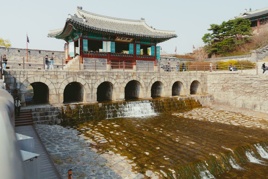다리 건너는 꿈 해몽 — 개울을 건너지르는 옛 돌다리