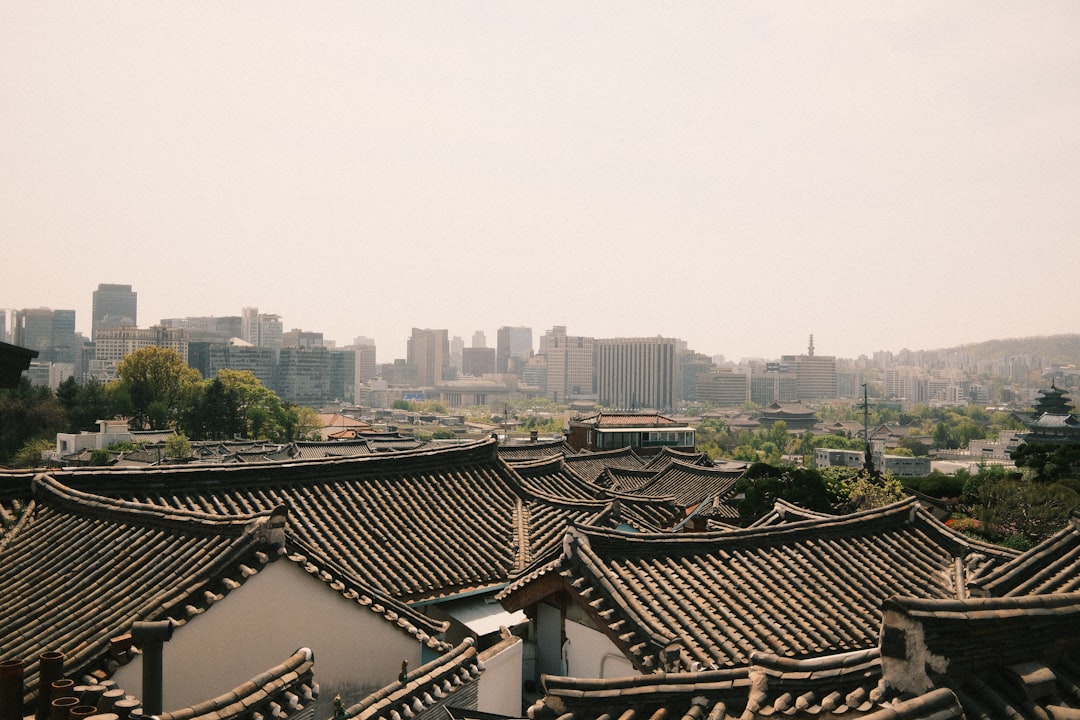 굴뚝 꿈 해몽 한옥 지붕 마을 풍경