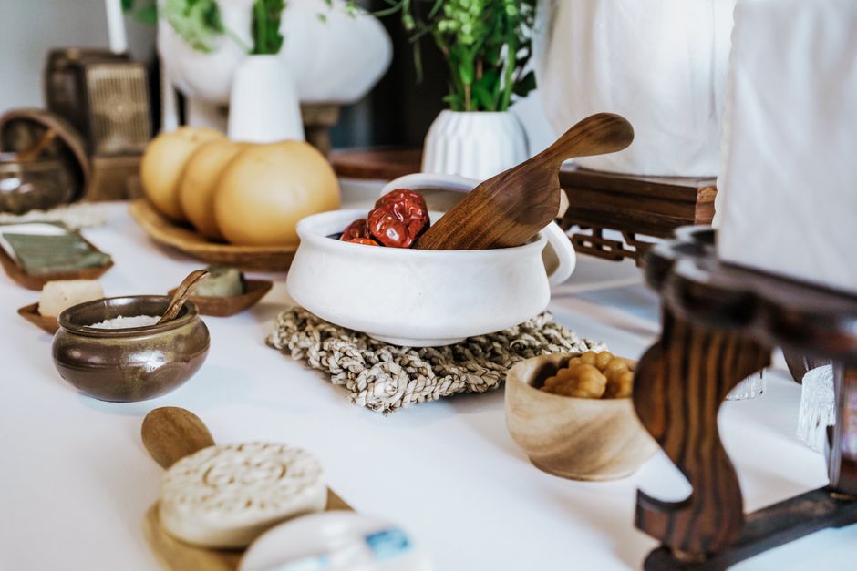 나무 소반에 차려 둔 그릇과 음식