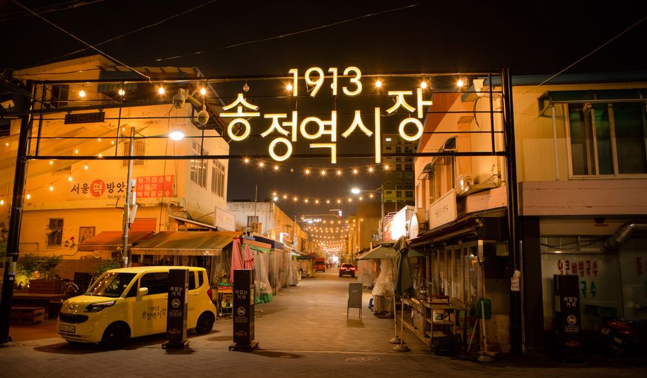 밤에 전구를 켜 둔 옛 시장 골목