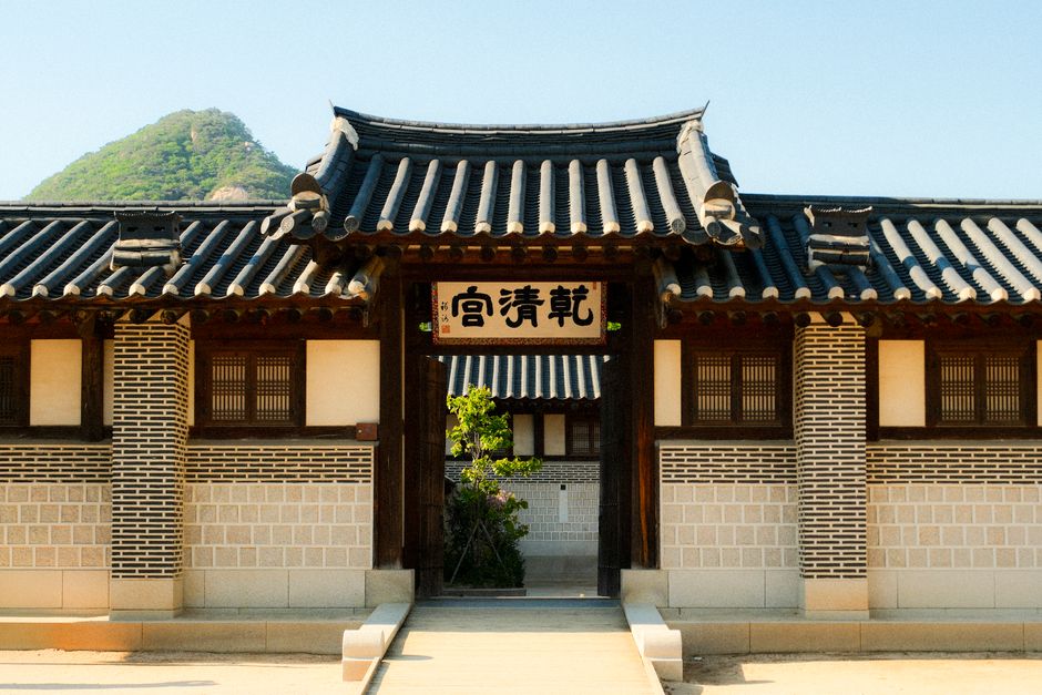 대문 꿈 해몽 - 기와지붕을 얹은 한국 전통 목재 대문
