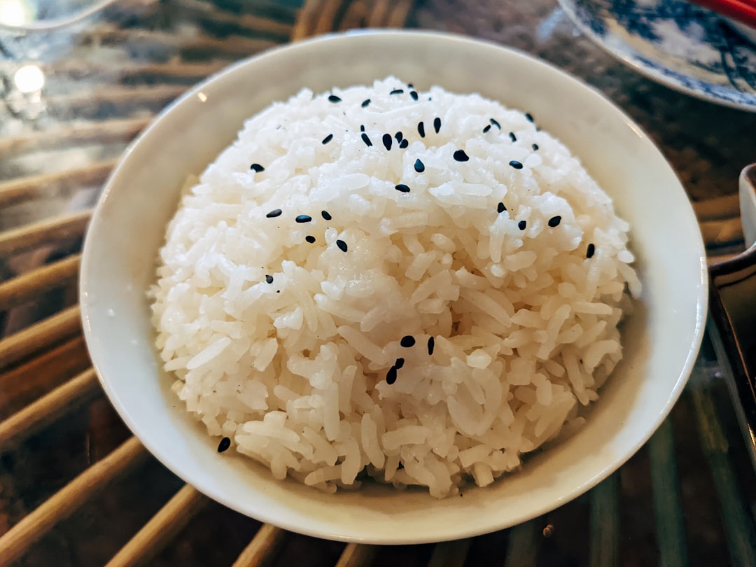 흰밥을 담아 낸 밥 한 그릇
