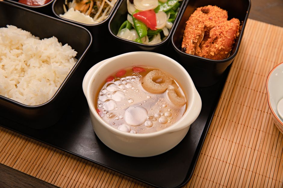 밥과 국을 한 상에 함께 올린 차림