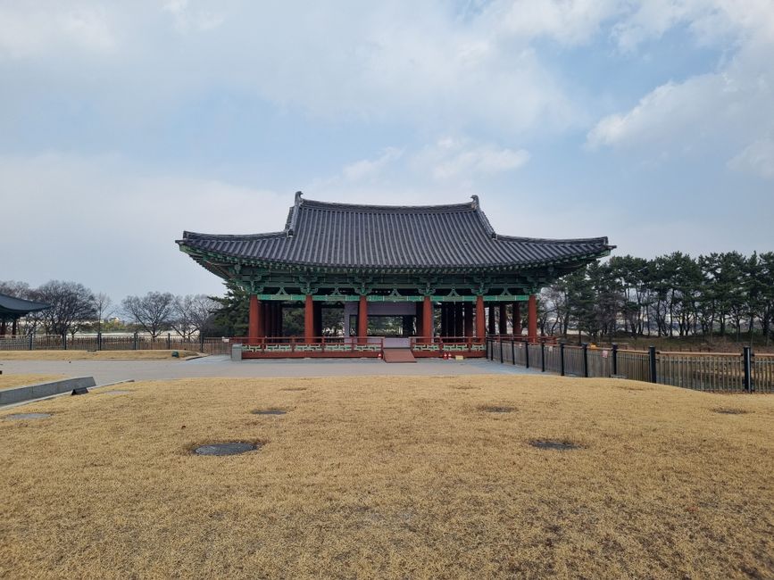사람 없는 한옥 정자와 빈 마당