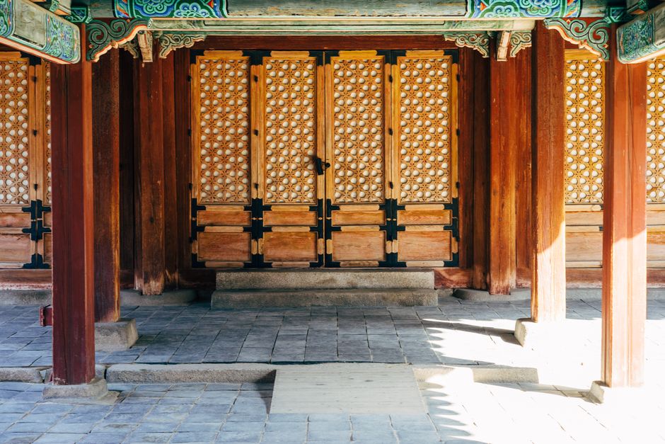병풍 꿈 해몽, 의례를 치르던 한국 전통 건물의 빈 자리