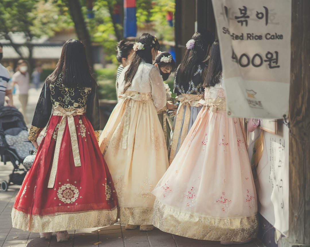 한복 꿈 해몽 흰 바탕에 붉은 고름을 단 저고리