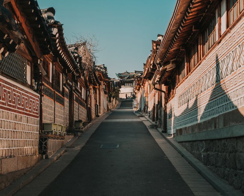 경찰 꿈 해몽에서 도성을 돌던 일을 떠올리게 하는 인적 없는 한옥 골목
