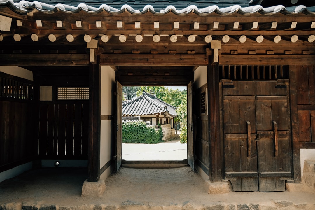 팥 꿈에서 팥죽을 뿌리던 옛집 대문