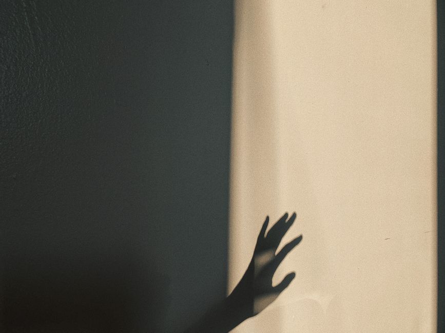 등불 앞에 드리운 손 그림자, 그림자 꿈 해몽