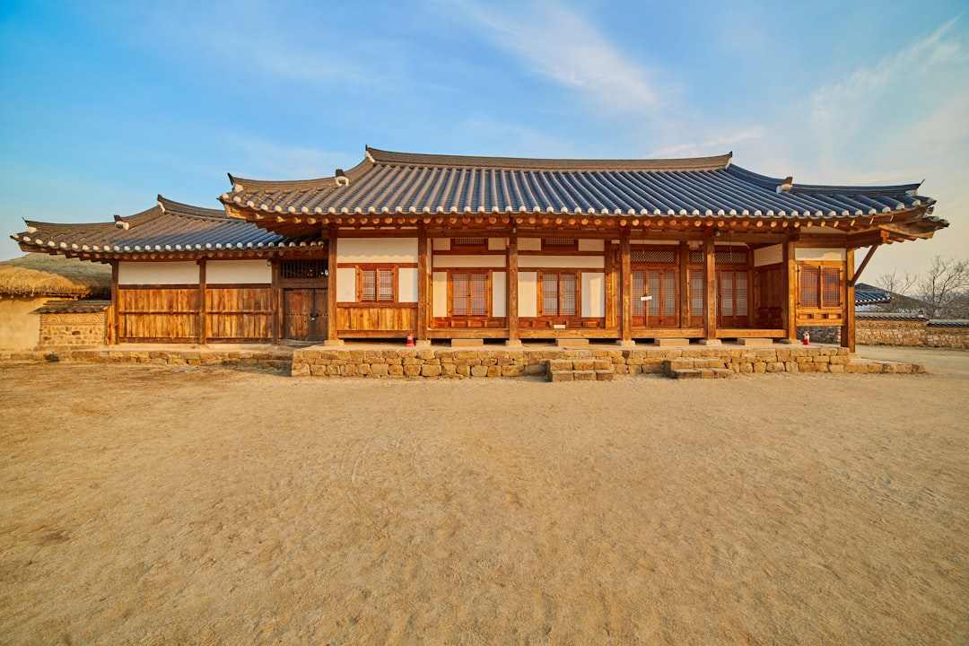 주막 꿈 해몽의 배경이 되는 옛 한옥 마당