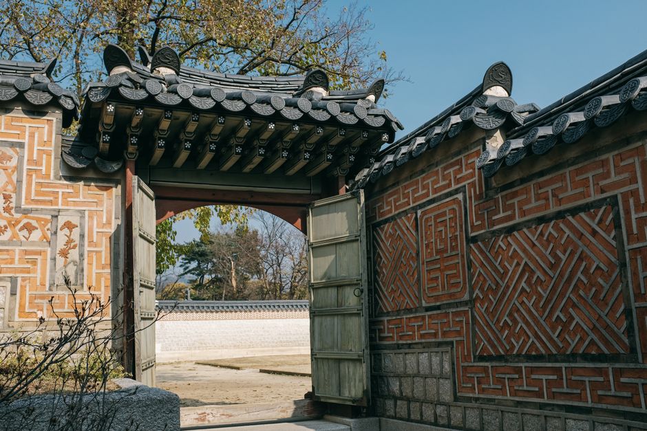 아침 햇살이 든 열린 문과 마당