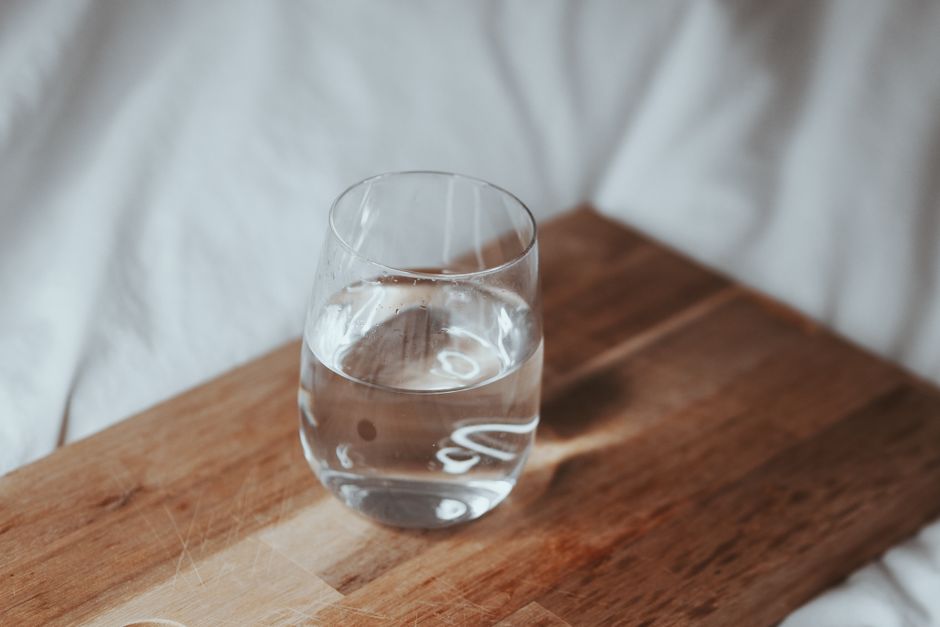 토하는 꿈 해몽 뒤의 아침을 여는 물 한 잔