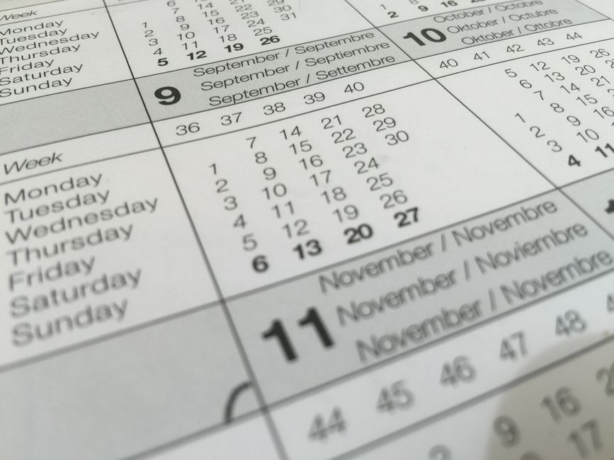음력 생일을 양력 날짜로 옮겨 적는 일을 보여 주는 종이 달력 근경